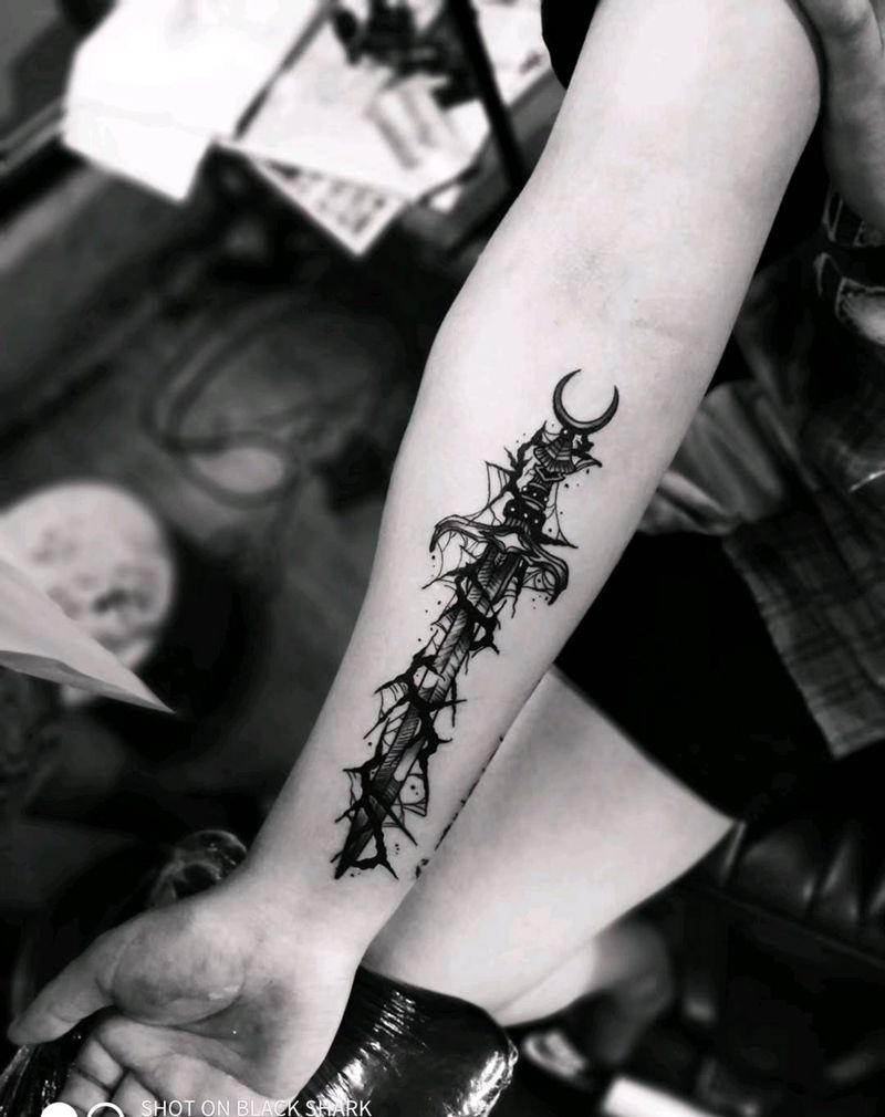 大宝剑纹身图片_手部纹身图案