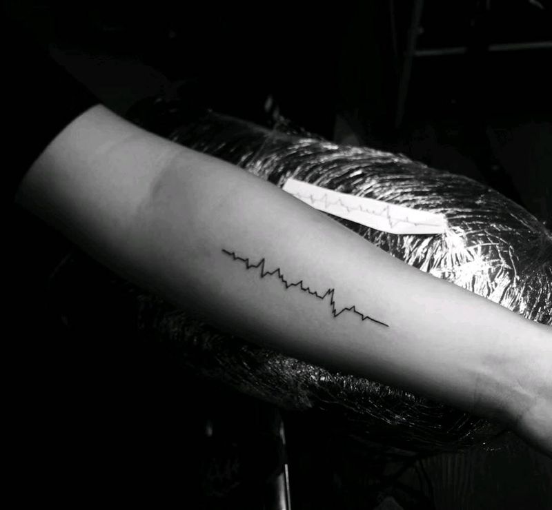 心电图纹身图片_手臂纹身图案