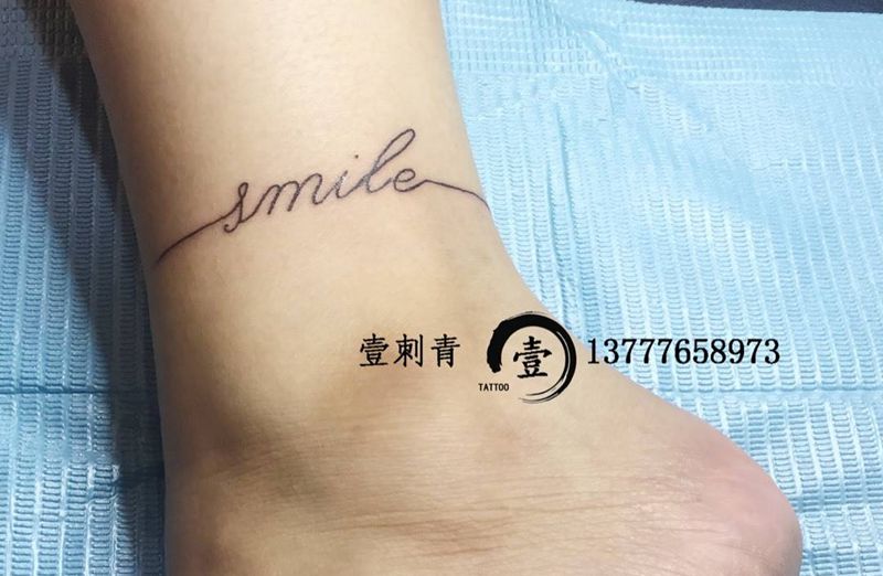 脚腕字母纹身图片
