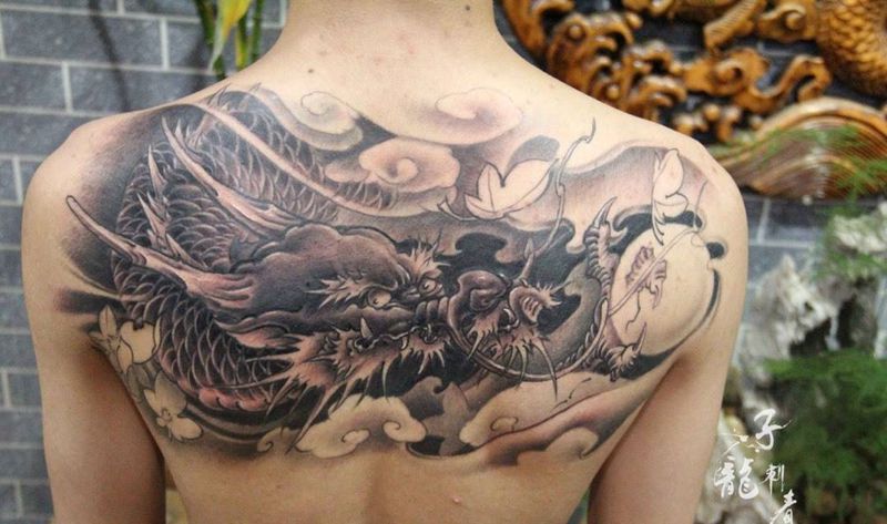 后背龙梅花天使恶魔纹身图片
