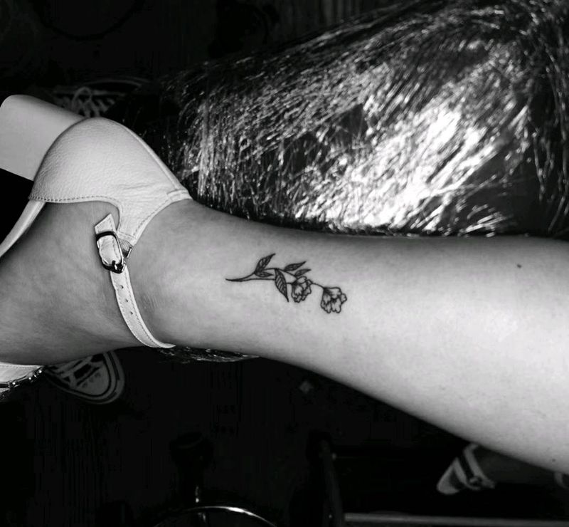 小花花纹身图片_腿部纹身图案