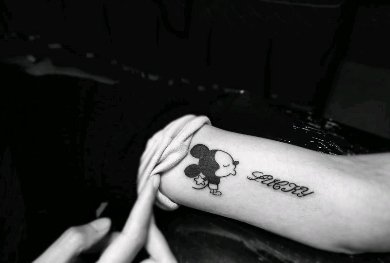 米老鼠纹身图片_手臂新传统卡通 米老鼠纹身图案
