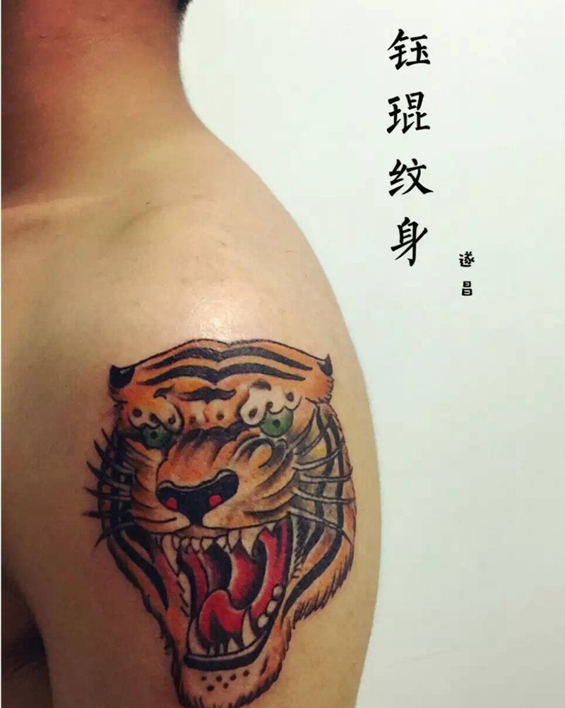 大臂虎头纹身图片