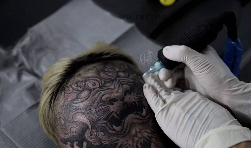 唐狮纹身图片_背部颈部新传统New School纹身图案