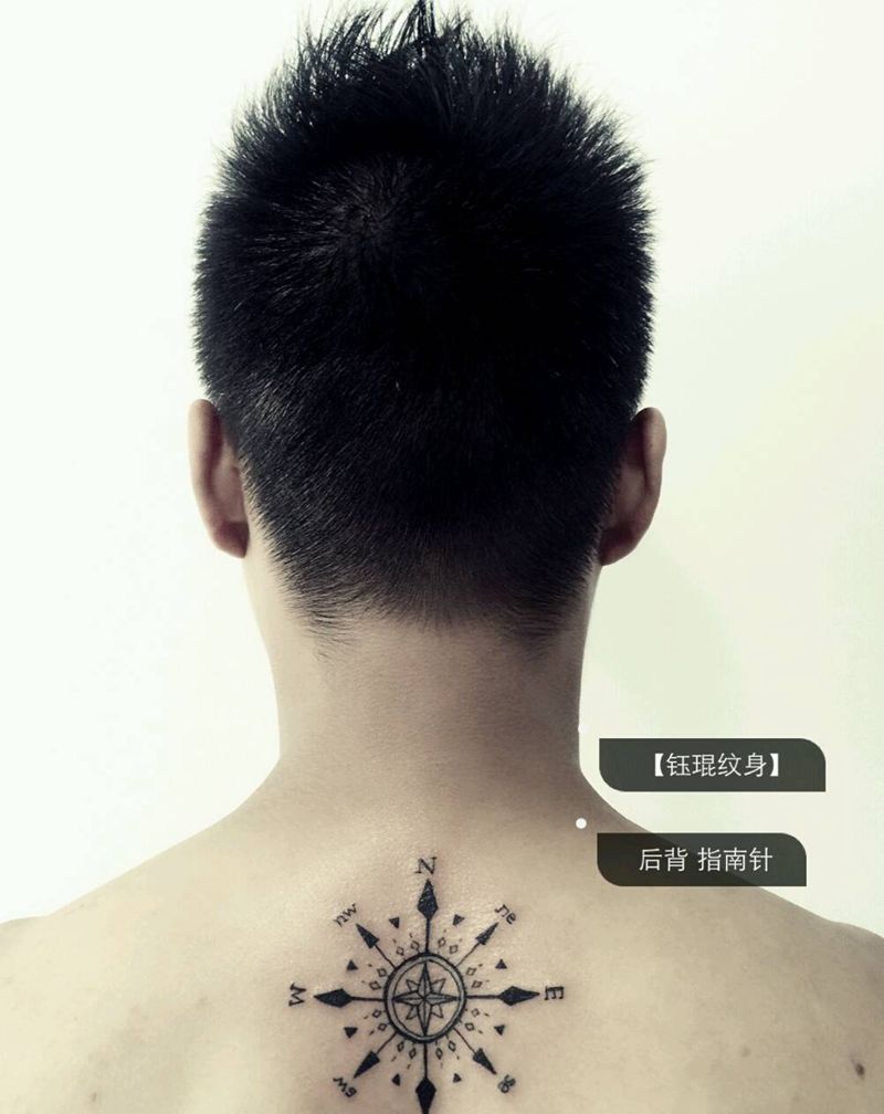 后背指南针纹身图片
