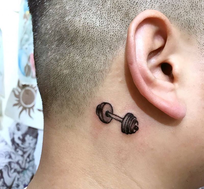 耳后哑铃纹身图片