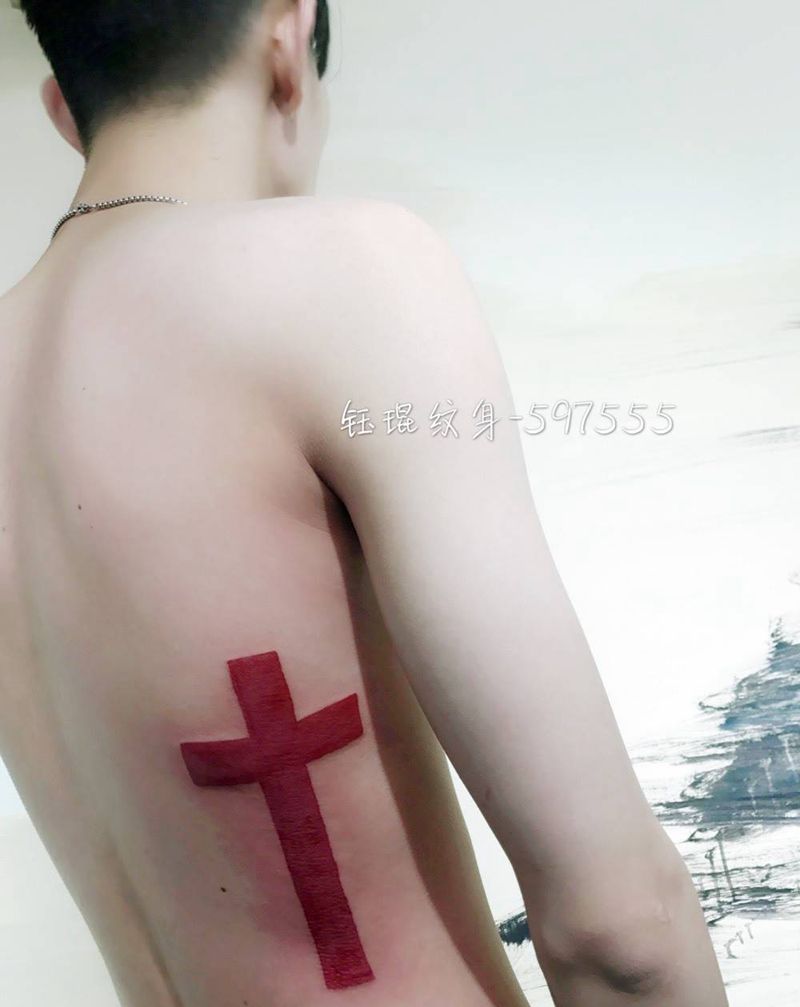 侧腰十字架纹身图片