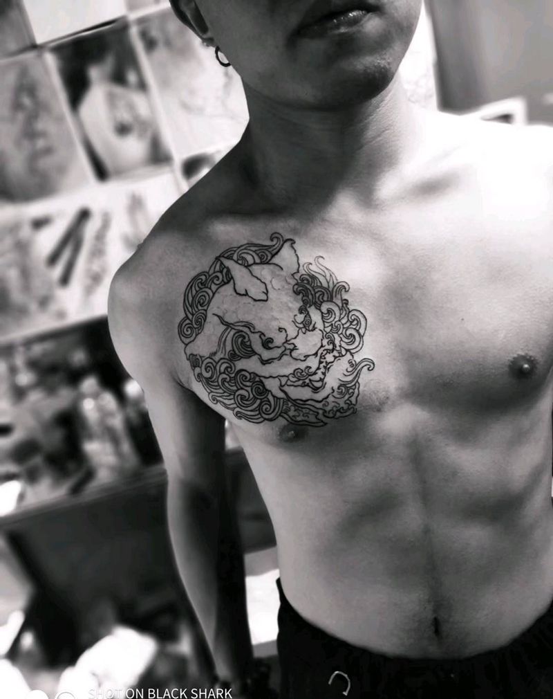 唐狮线条纹身图片_胸部纹身图案