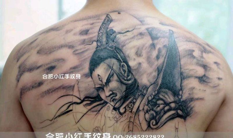 满背进行中。纹身图片