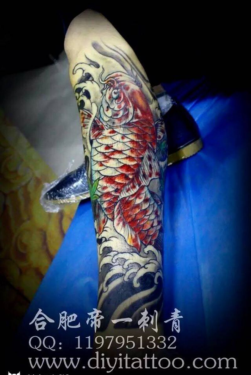 小腿锦鲤鱼纹身图片_成品腿部传统动物纹身图案
