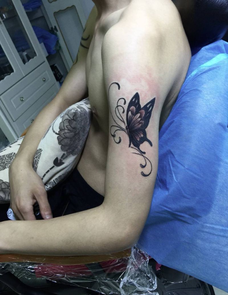 上手臂蝴蝶黑灰立体纹身图片_成品手臂动物蝴蝶纹身图案
