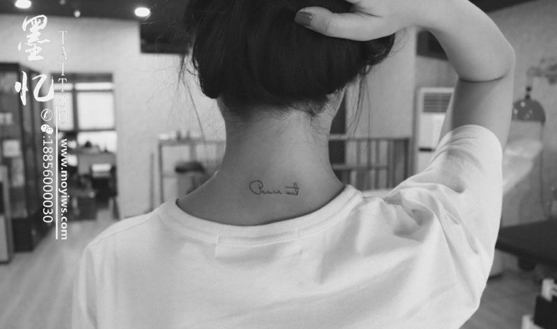小清新字母后颈纹身图片