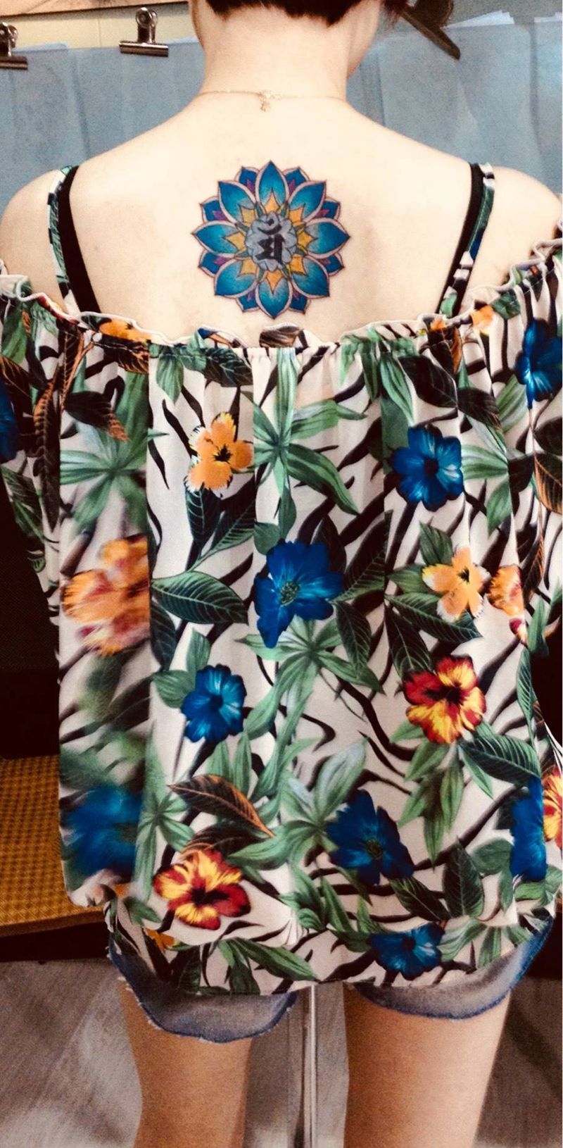 女生后背图腾纹身图片_成品背部清新传统几何植物纹身图案