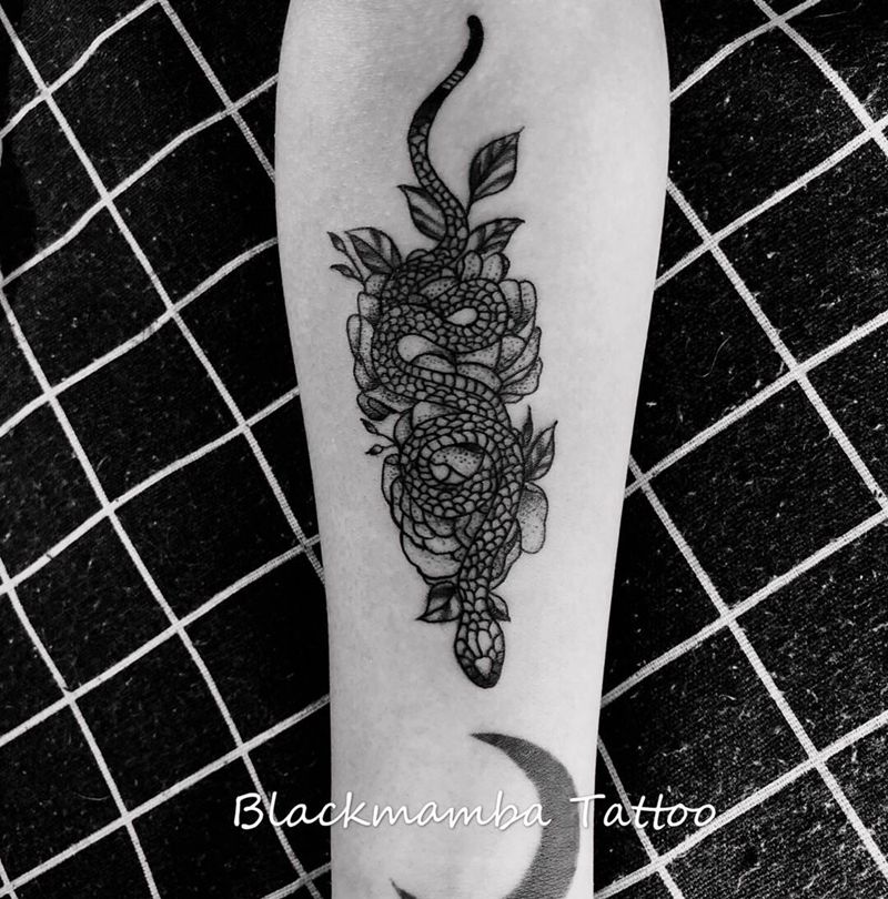 性感又酷的花蛇纹身图片_手臂点刺花蛇纹身图案