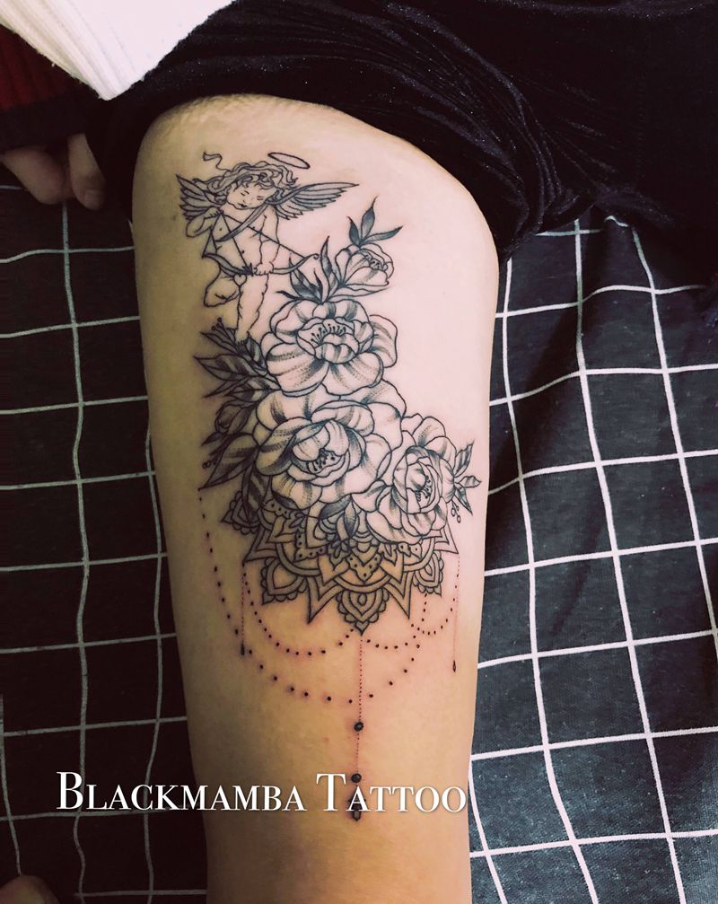 丘比特让你心花路放纹身图片_腿部点刺丘比特素花纹身图案