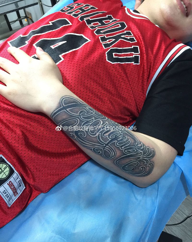 手臂花体英文纹身图片_手臂Old School花体字奇卡诺纹身图案