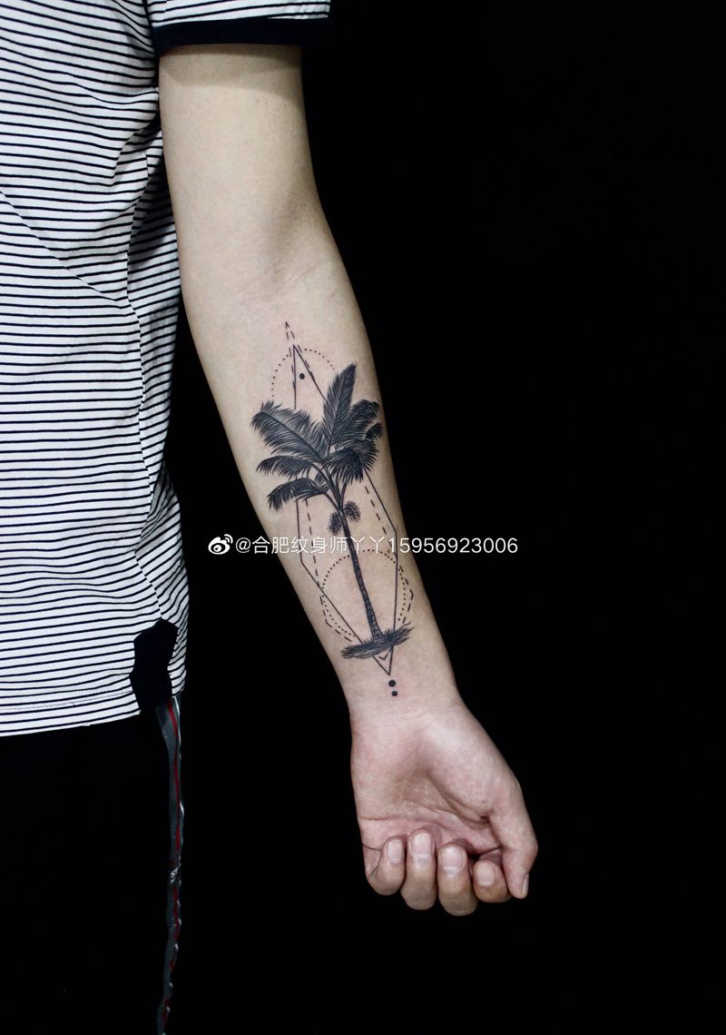 手臂椰子树纹身图片_手臂几何图腾椰子树纹身图案