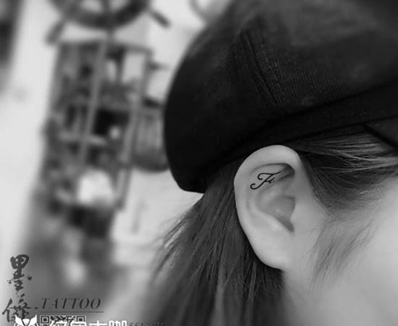 耳朵tattoo纹身图片_颈部纹身图案