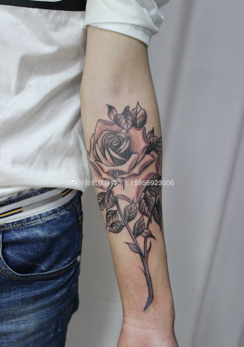 玫瑰纹身图片_手臂New School玫瑰纹身图案