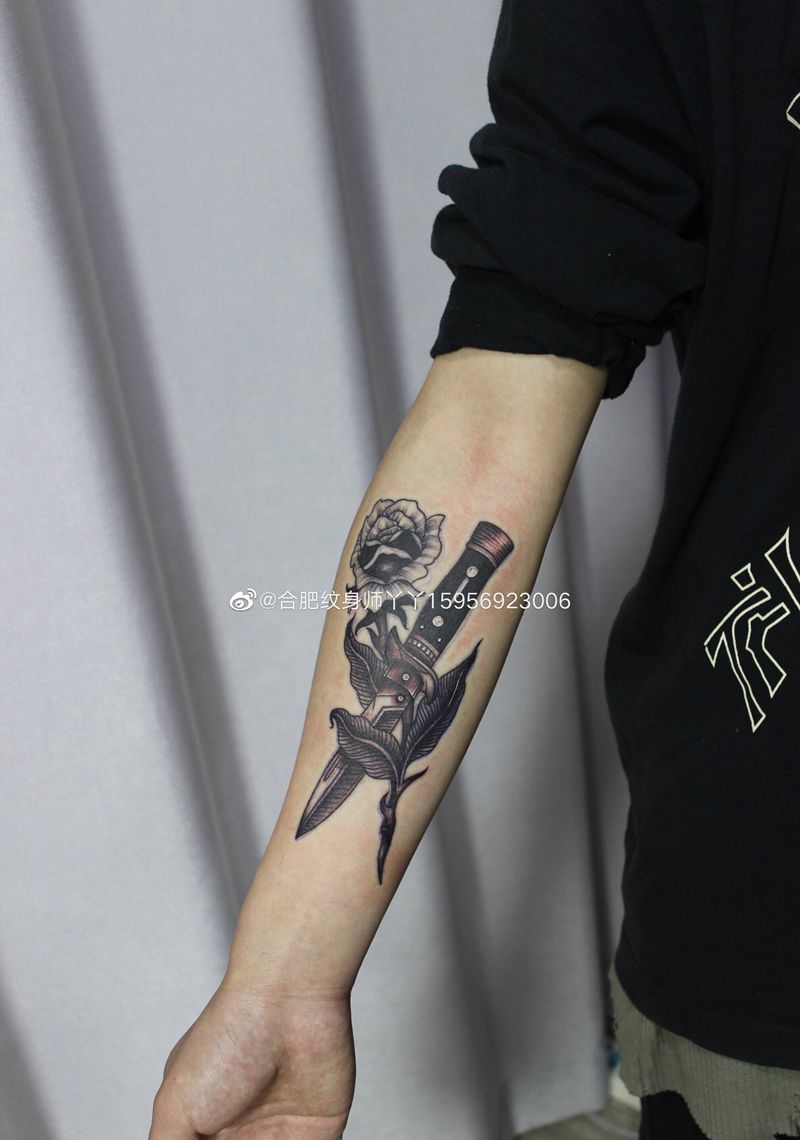 玫瑰匕首纹身图片_手臂New School玫瑰 匕首纹身图案