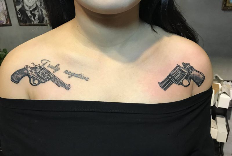 手枪，biubiubiu纹身图片_胸部肩部Old School几何手枪花胸锁骨纹身图案