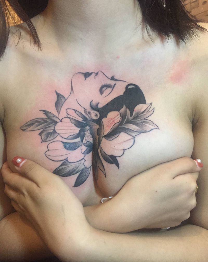 花胸，牡丹纹身图片_胸部肩部New School欧美写实花胸牡丹头像纹身图案