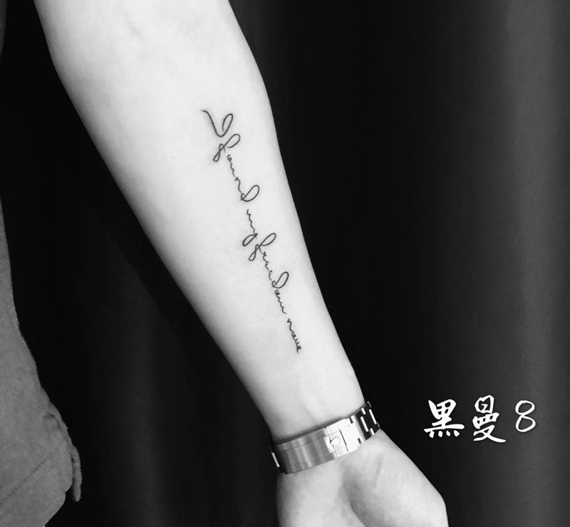 挣脱束缚纹身图片_手臂花体字英文字母小清新纹身图案