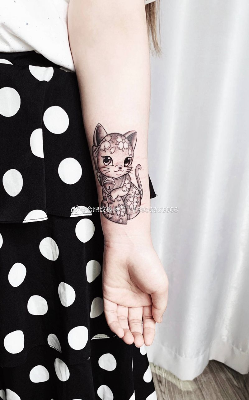 猫咪遮盖疤痕纹身图片_手臂猫遮盖疤痕纹身图案