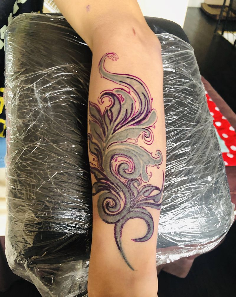 修改遮盖纹身图片_手臂花体字花羽毛纹身图案