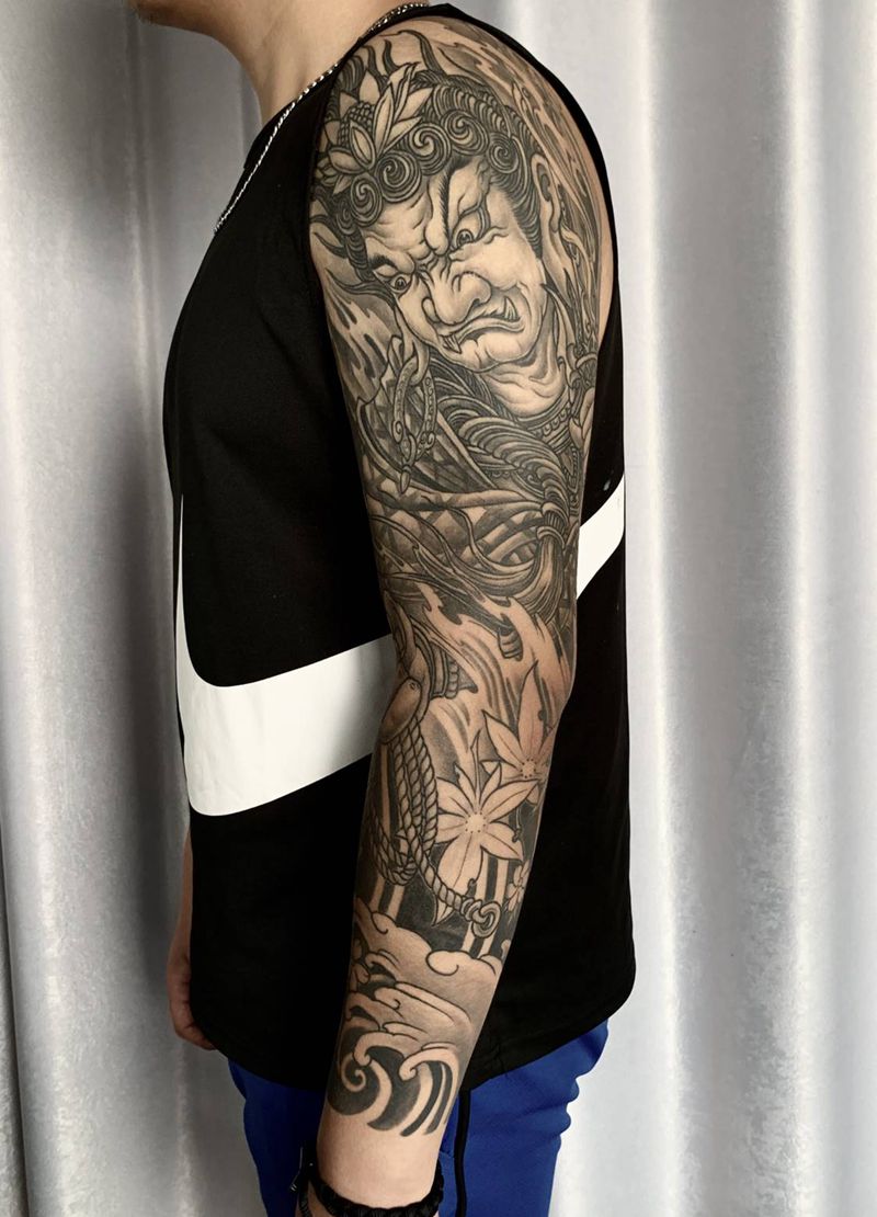 花臂不动明王纹身图片_手臂新传统不动明王花臂水浪纹身图案