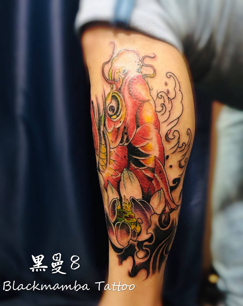 发财鱼纹身图片_腿部新传统招财鱼纹身图案