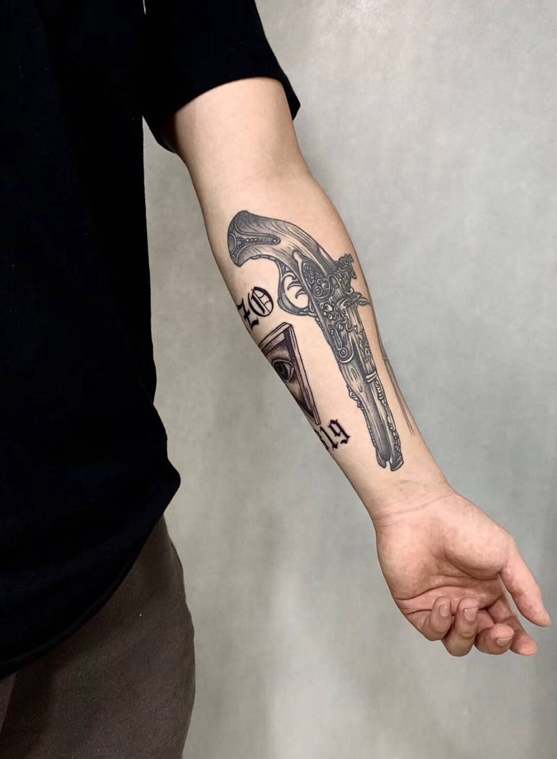 燧发枪纹身图片_手臂New School枪纹身图案