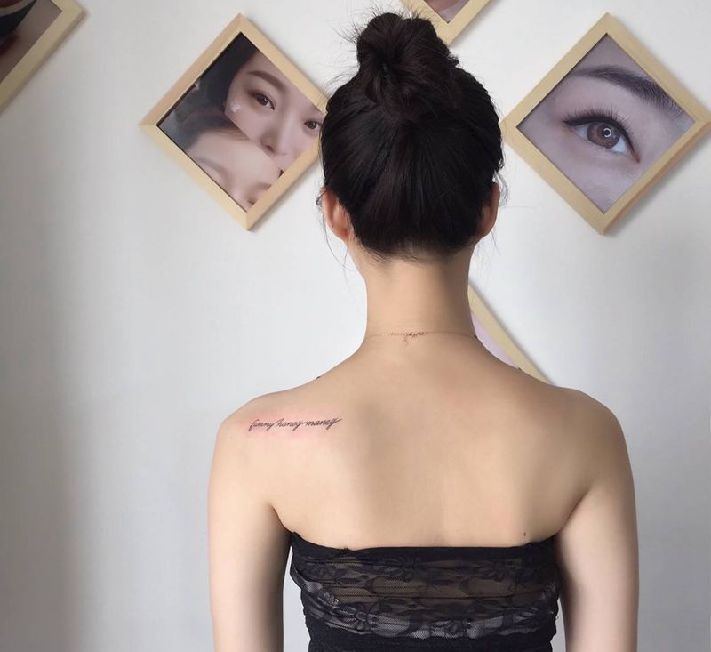 肩膀英文纹身图片_肩部花体字肩膀小英文纹身图案