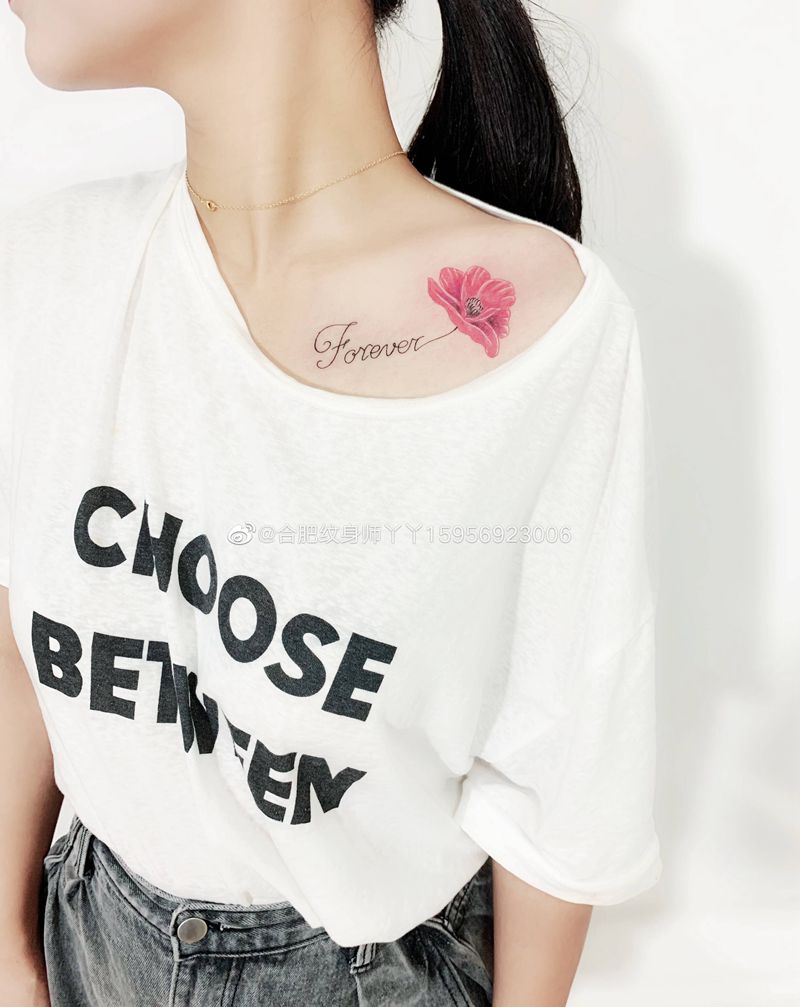 女生锁骨花卉纹身图片_肩部花体字锁骨纹身图案