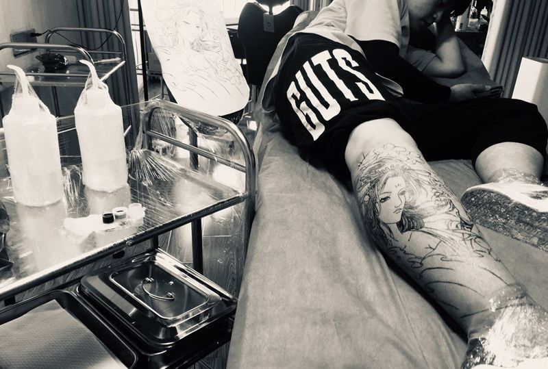 开始工作纹身图片_腿部新传统艺妓纹身图案