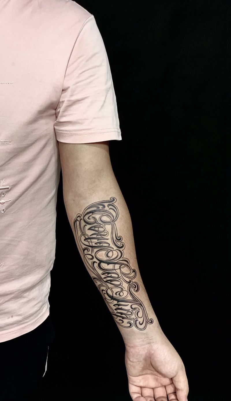 手臂花体英文纹身图片_手臂花体字New School花体英文手臂英文纹身图案