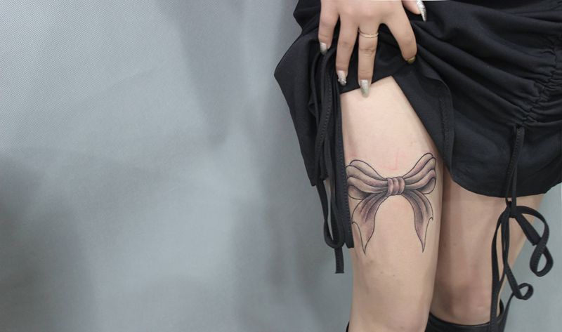 蝴蝶结纹身图片_腿部水彩点刺纹身图案