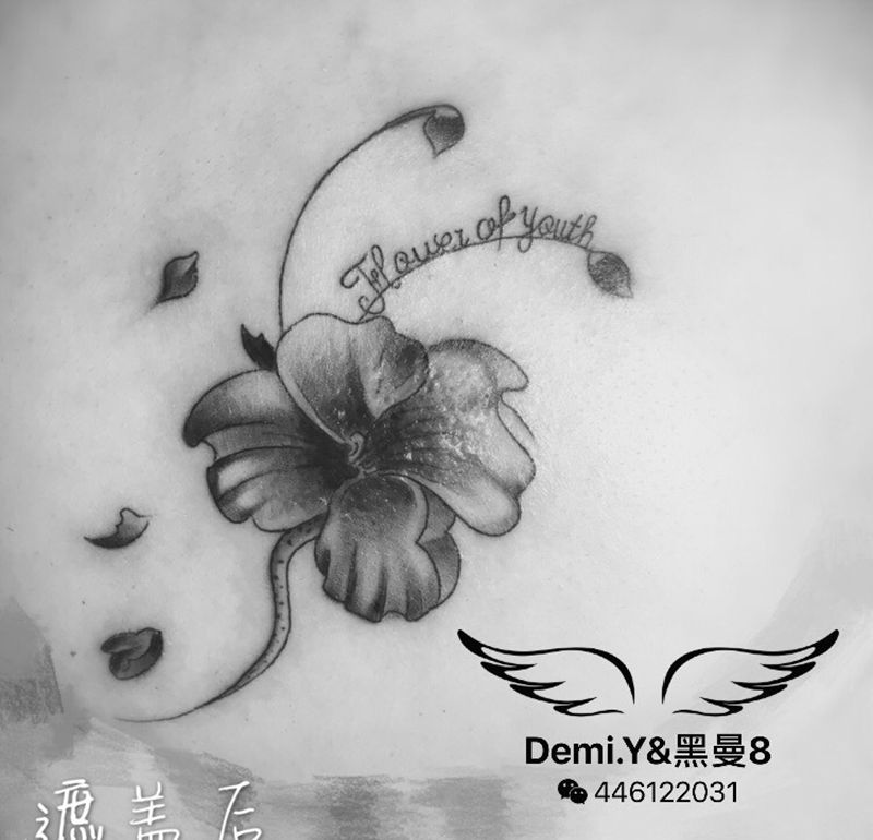 含苞欲放纹身图片_成品背部写实清新植物纹身图案