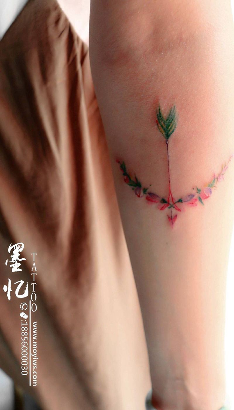 彩色花环小弓箭纹身图片