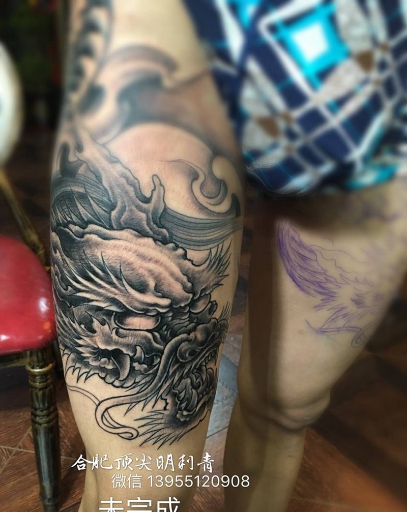 龙盘腿纹身图片