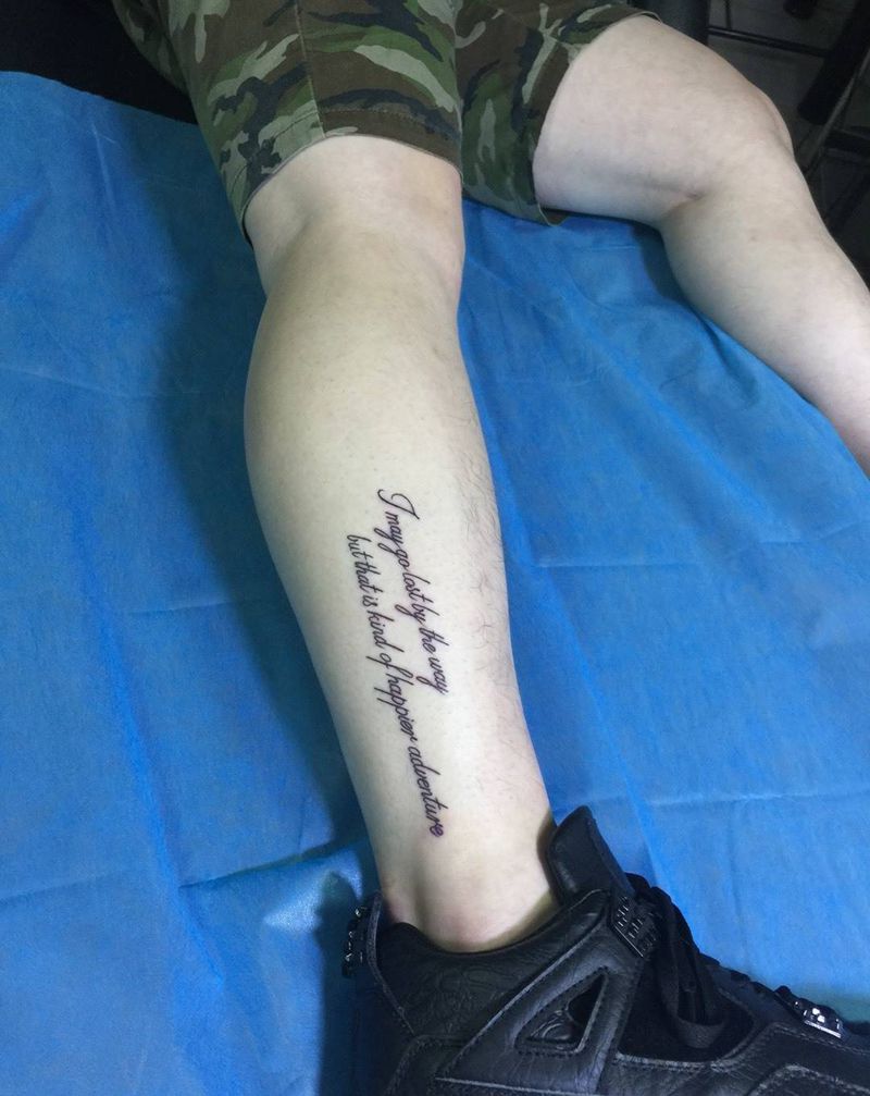 又一枚帅哥 小腿英文纹身图片_成品腿部清新字符英文纹身图案