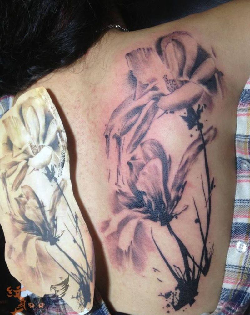 花花纹身图片_清新写实植物背部纹身图案