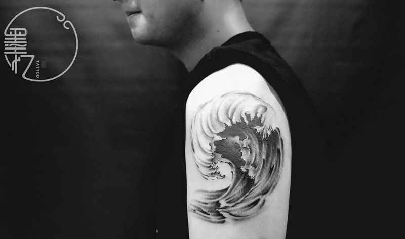 大臂海浪纹身图片