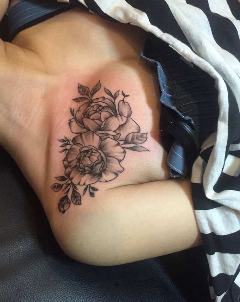 胸花，黑灰纹身图片_成品胸部清新写实植物纹身图案