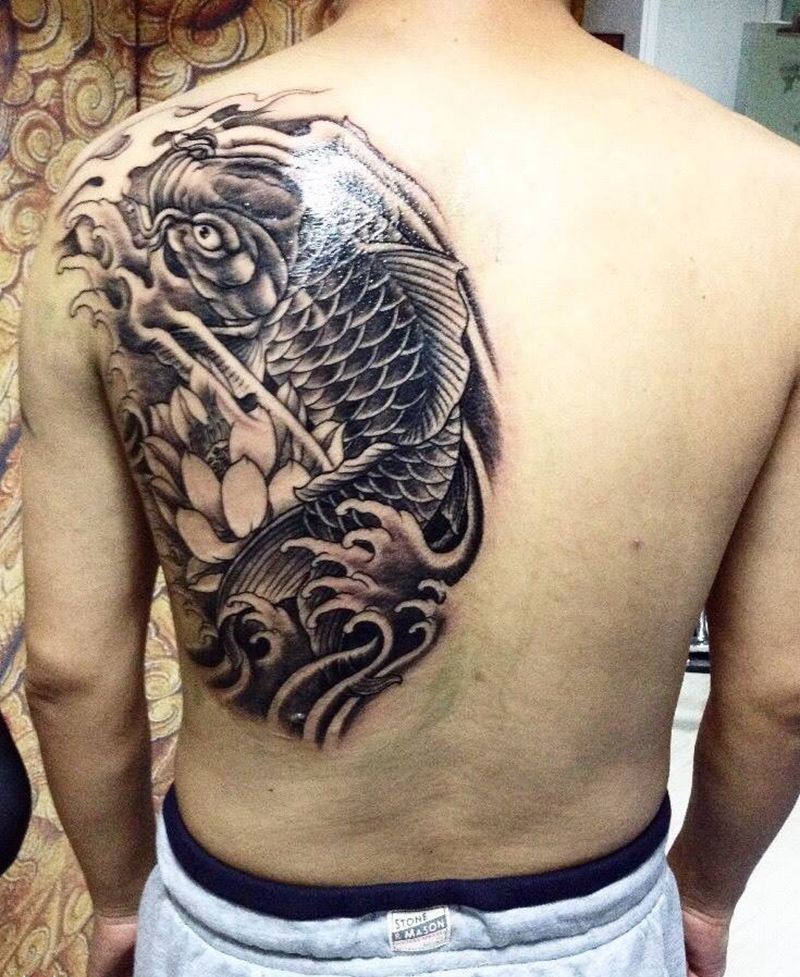 肩胛鱼黑灰完成纹身图片_成品肩部传统动物鱼纹身图案