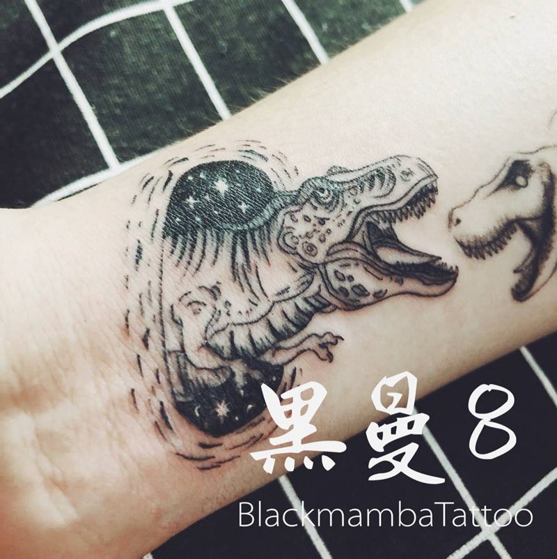 撕咬纹身图片_手臂恐龙动物纹身图案