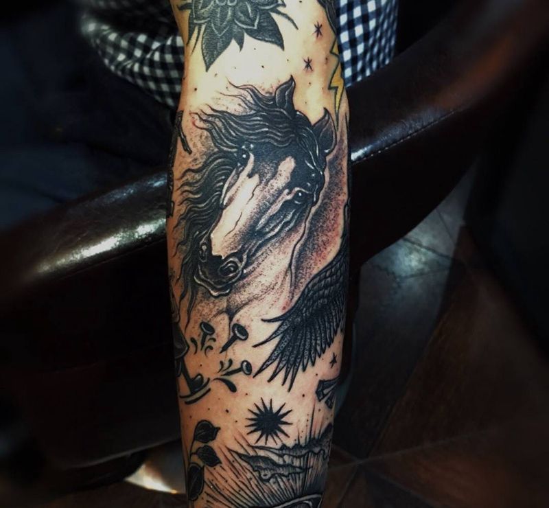 罗马尼亚之神眼，小图拼接花臂纹身图片_肩部点刺纹身图案