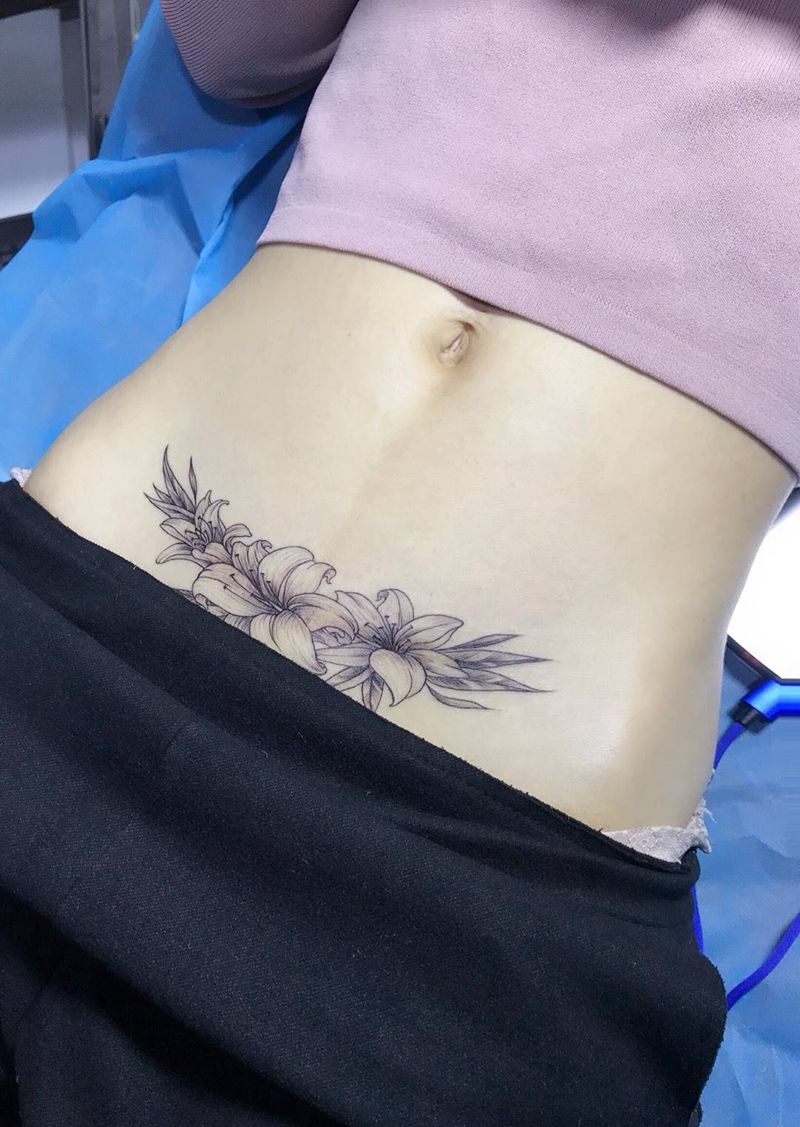 百合遮盖 腹部疤痕纹身图片