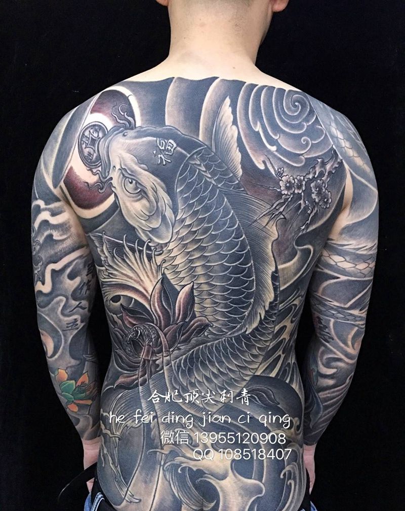 满背大鲤鱼纹身图片