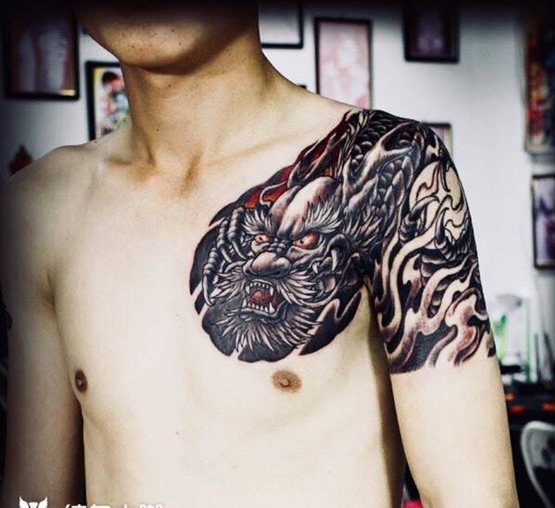 半胛龙黑灰立体纹身图片_成品手臂肩部传统动物龙纹身图案